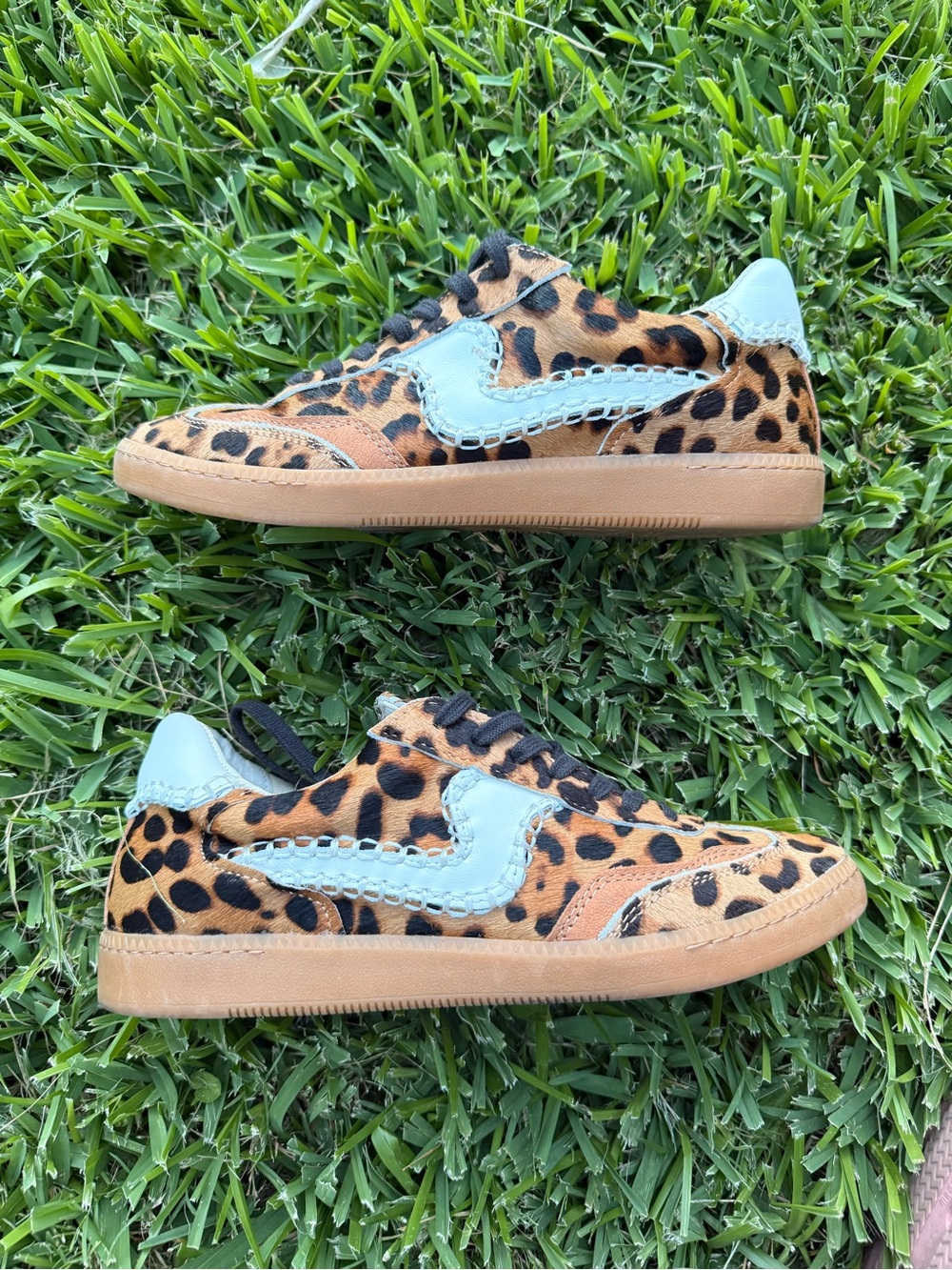 Dolce Vita Leopard Print faux fur Sneakers size 8 Women’s